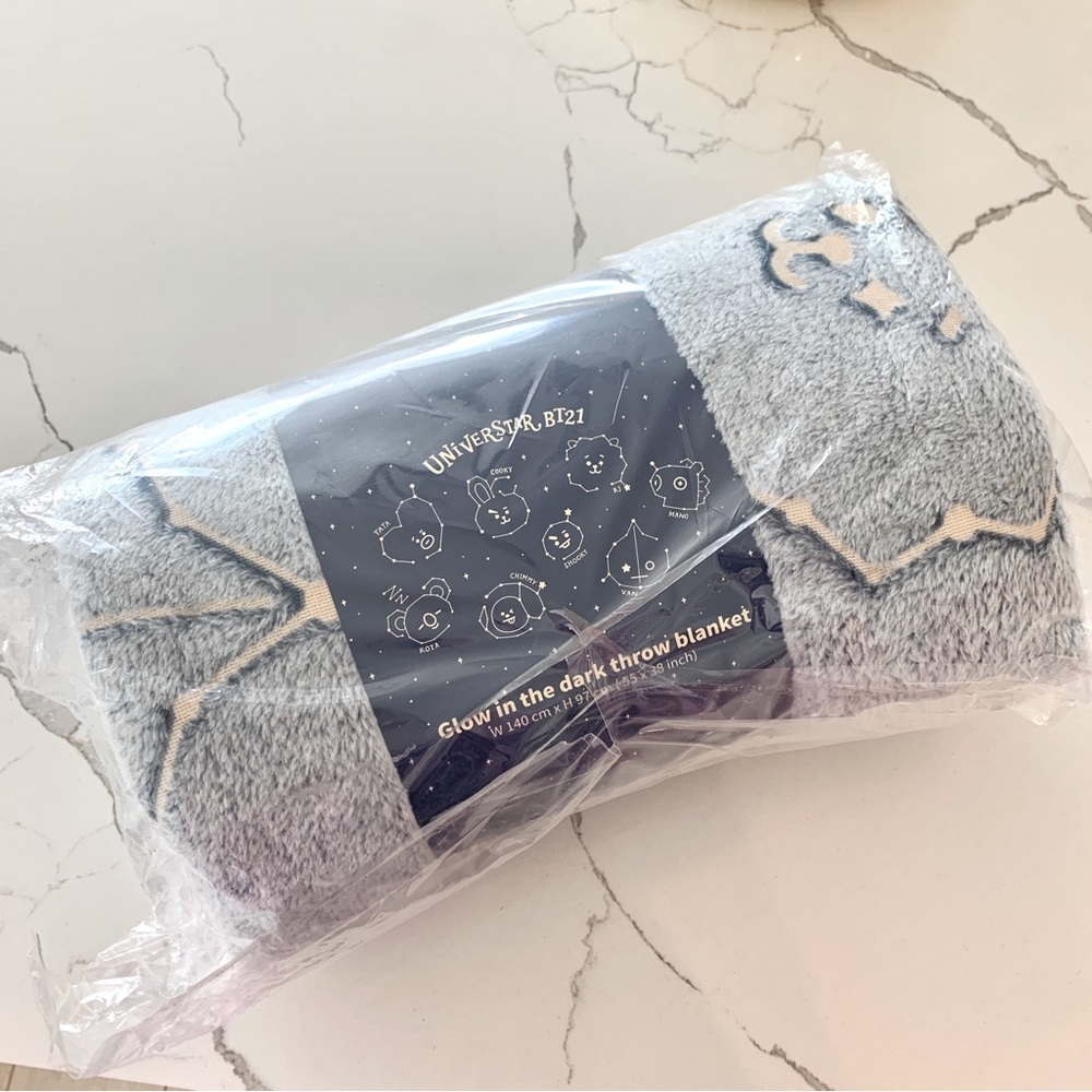 ๐ BT21 Blue Glow-in-the-Dark Constellations Plush Throw Blanket 55 x 38 inches - Picture 2 of 7